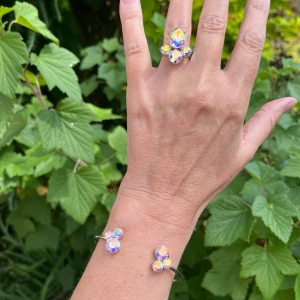Smyckesset kristall bangle ring  - Smyckesset, Armband och Ring, Bangle, i silverpläterad mässing med kristaller. Pear 14mm. Ss29,ss39. Färg Aurora Borealis, ställbar storlek. De senare bilderna andra set som finns i lager. Jag skickar endast spårbart, samfraktar. Fast pris. Besök gärna mina övriga annonser.  Till mina smycken använder jag kristaller från Preciosa, Aurora och Swarowski.