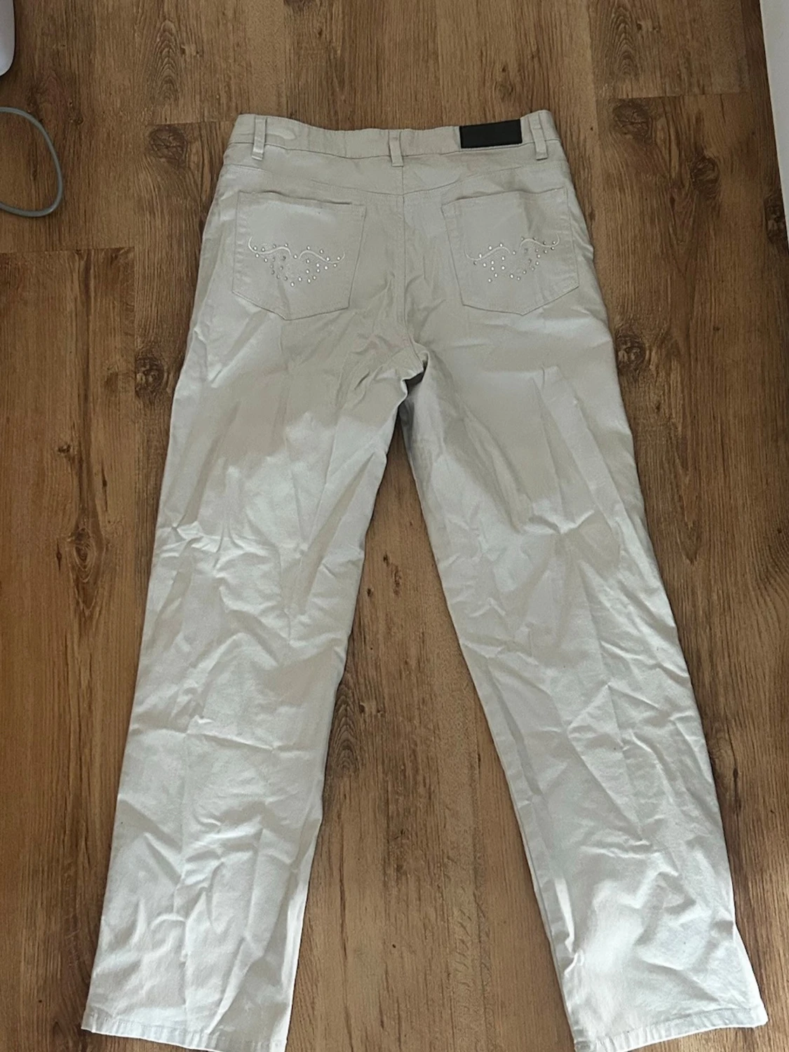 Ljusbeiga raka jeans med strass