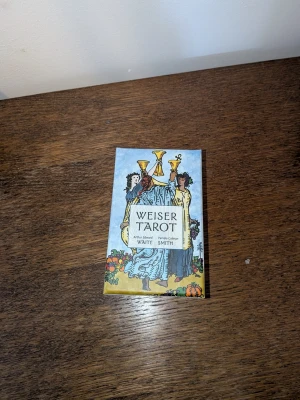 Weiser Tarotkortlek med guidebok - Sparsamt använd, ingår en liten bok med kortfattade tolkningar. Kan mötas i skåne