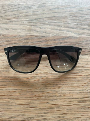 Svarta Ray-Ban boyfriend - Säljer ett par svarta rayban boyfriend i mycket bra skick. Nypris 1200 kr.