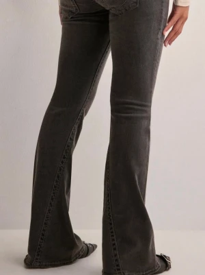 True religion jeans - Säljer mina grå true religion jeans då dom har blivit förstora dom är i storlek 29 och i modellen Joey, jag har också sytt upp jeansen då dom va förlånga men har sparat tyget på insidan så de går att sprätta upp dom om man vill ha dom längre💞