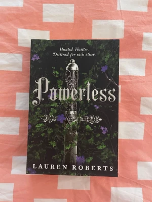Powerless - Lauren Roberts - Aldrig tidigare läst och i helt nytt skick 