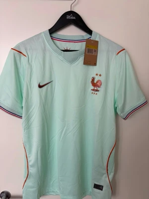Frankrike borta 2026 World Cup fotboll Jersey - Trendig Frankrike fotbollströja VM 2026, Borta verision. Medkommer original förpackning, skriv privat vid frågor!