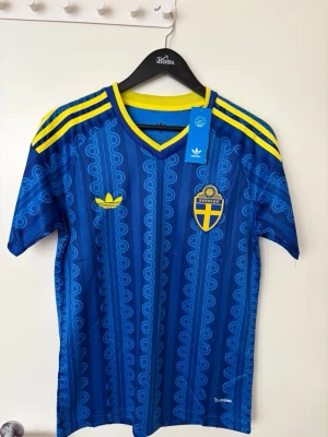 Sverige fotbollströja borta verision 2026 World Cup - Trendig Sverige Tröja Borta verision VM 2026. Medkommer Original förpackning, skriv privat vid frågor!