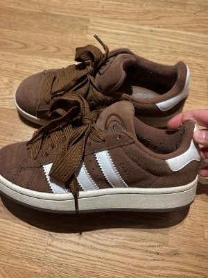 Adidas Campus bruna sneakers nyskick strl 36 2/3  - Knappt använda Adidas Campus                        Ordinariepris 1099kr 