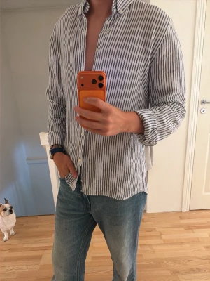Skjorta - En helt galet fet vintage skjorta köpt i Italien, den är i grymt skick och skulle säga att den är size L och perfekt för sommaren helt klart. Bomull och grymt schysst passform på denna skönheten!