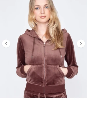 Brun juicy couture hoodie  - Jättefin brun juicy couture hoodie. Ett litet hål i sömnen på armen (skickar bild vid intresse) 