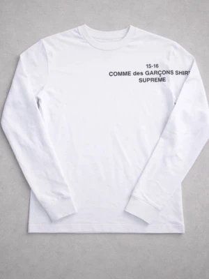 Vit långärmad Supreme x Comme des Garçons - Vit långärmad skjorta med tryck på bröstet från Supreme x Comme des Garçons. Klassisk rund hals och ribbade muddar vid ärmslut. Enkel och clean design som passar perfekt till streetwear-stilen. Det är bara att höra av sig vid fler frågor! Priset kan diskuteras👍🏼😃