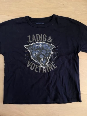 Zadig & Voltaire T-shirt 💙 - Cool mörkblå t-shirt från Zadig & Voltaire. 💙💙