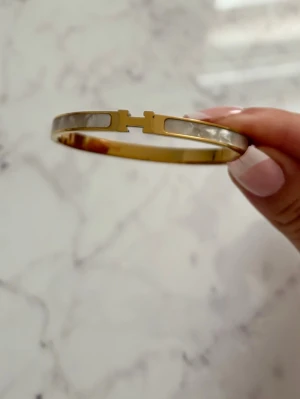 Nytt armband  - Säljer även ett likadant i svart. 