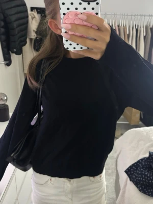 svart vanlig tröja  - hårt vanlig stickad tröja från monki! använd men ser som ny ut