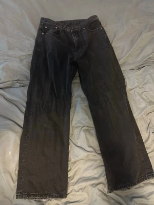 Svarta raka jeans - Svarta jeans från drdenim i storlek 30/30. Säljer då de inte kommer till användning
