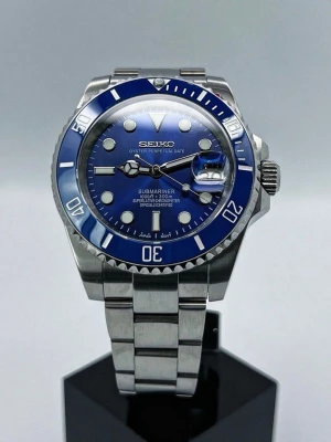 Seiko Submariner ‘Smurf’ Mod 40 - -Movement: Seiko NH35 -Case Size: 40mm -Crown: Screw-down -Water Resistance: 300m -Crystal: Sapphire Glass -Super Lume -Case & Bracelet: 904L Stainless Steel
