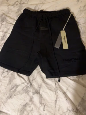 Essentials shorts  - Helt nya fina essentials fear of god shorts i storlek xs men skulle säga att dom passar s bättre
