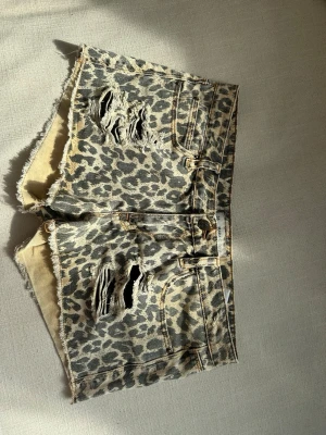 Leopardmönstrade shorts - Snygga shorts med leopardmönster och slitningar 🐆💕Strl 38 men skulle säga att de sitter mer som 36