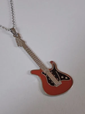 Halsband med röd elgitarr - Unikt halsband en elgitarr i rött, svart och silverfärgat metall med fina detaljer och hänger på en tunn silverfärgad kedja. Materialet rostfritt stål.