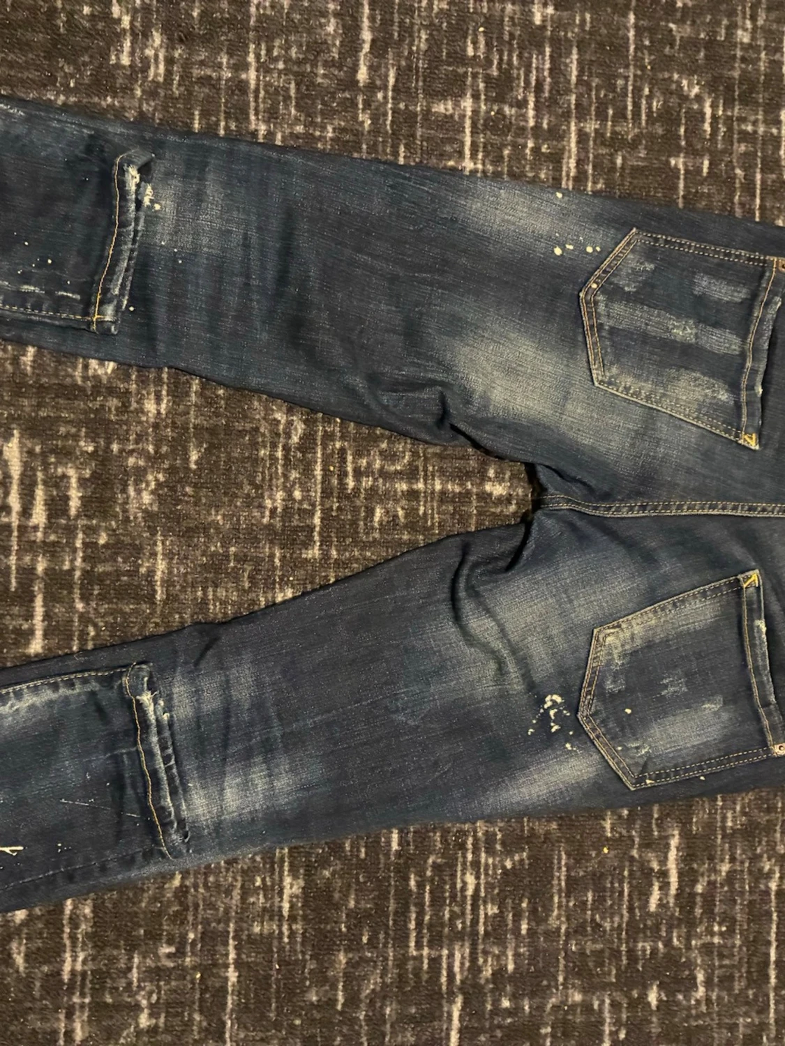 Mörkblå jeans med färgstänk - 1