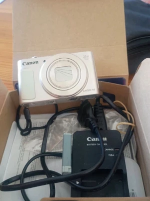 Canon SX620 HS kompaktkamera silver - Säljer min Canon SX620 HS i mycket fint skick. Det är ett jättebra alternativ för den virala Canon G7X med samma kvalité och optisk zoom med 25x. 💓Batteri och laddningskabel medföljer till priset. De sista 3 bilderna är tagna med kameran 😻📸