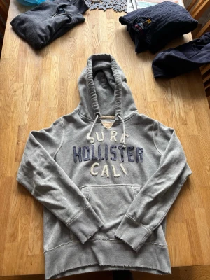 Grå hoodie från Hollister  - Eftertraktad grå Holister hoodie. Nästan helt ny då endast andvänd någon gång. 