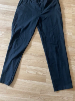 H&M chinos - Svarta byxor från H&M. Byxorna har en knapp- och dragkedjestängning framtill. Det finns två fickor fram och två bakfickor med knappar. Byxorna har bälteshällor. Mycket bra skick inte använda mycket. Kan fixa mått och bilder med dom på om det behövs.