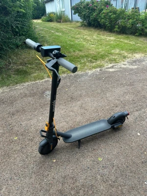 Svart elscooter från navee easyride - Säljer en navee easyride 25 go köpte för några dagar sedan på Elgiganten men den e framhjulsdriven så tröttna fort så de är inga problem med den alls