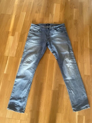 Jack and Jones jeans  - Snygga och fräscha gråa Jack and Jones jeans. Inga defekter