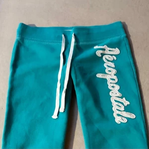 2000s aeropostale turkosa low waist capris - super fina lågmidjade capribyxor i perfekt skick, ännu finare färg i verkligheten 🩵 storlek S midjan mäter 38 cm (justerbar), passar flera storlekar 