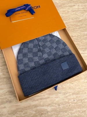 Beanie  – med box -  snygga mössor från Louis Vuitton och Chanel  Perfekta accessoarer för dig som vill ha en exklusiv touch.