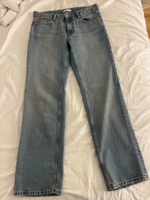 Ljusblå raka jeans  - Säljer ett par klassiska ljusblå jeans från Gina ass fina har haft några gånger 