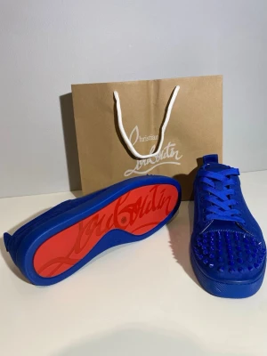 Christian Louboutin skor - Riktigt feta blåa Christian Louboutin skor i storlek 45. Tyvärr ingen box som medföljer utan bara kasse           (se sista bild). Hör av er vid frågor! Mvh Grisch closet 