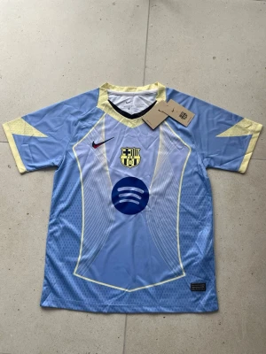 Blå Barcelona matchtröja Nike - Säljer denna snygga Barca tröjan som är i fin ljus blå färg. Den är i storlek S och passar perfekt till träning eller bara som en vanlig tröja.                   Hör av dig vid minsta fundering.             MVH larre 