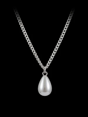 Silverhalsband med droppformad pärla - Stilrent halsband i silverfärg med en droppformad pärla som hänge. Kedjan är klassisk och enkel, vilket gör att pärlan verkligen står i fokus. Perfekt för dig som gillar minimalistiska smycken med en elegant touch.