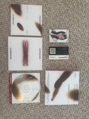 LE SSERAFIM - UNFORGIVEN (Tan/Pink ver.) +photocard - Komplett album med alla inclusions: Sakura photocard, photobook, CD m.m. CD:n är i princip oanvänd. Mindre märken på förpackningen (se bild), men i övrigt mycket fint skick. Köparen står för frakt🫶