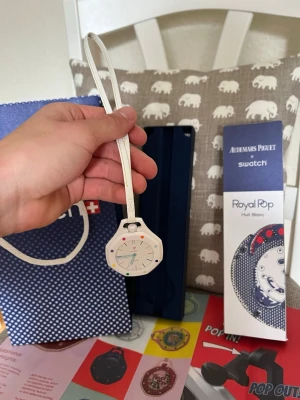 Ap x Swatch pocket Watch Huit Blanc - Helt ny Ap x Swatch pocket Watch Huit Blanc, kvitto finns!