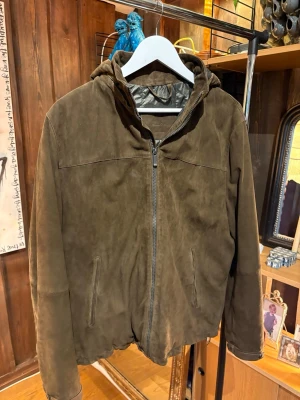 Brun mocka  jacka ifrån Massimo Dutti - Brun jacka ifrån Massimo dutti med down fordring, Jackan har en luva som är avtagbar. Använd cirka 4 gångar. Nyskick! Storlek m