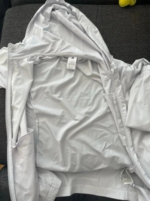 Adidas windbreaker  - Andvänd några gånger finns liten fläck på den men annars bra skick 