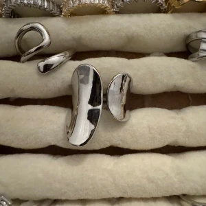Rostfria ring  - Ringarna är guldpläterade och sterlingär silver. De är även justerbara vilket innebär att de passar alla! Skötselråd och putsduk medföljer! Skriv för specifika bilder och pris då vissa är billigare än andra! Kontakta vid intresse av köp! 💓