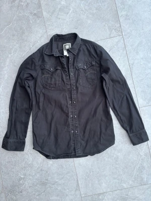 Svart skjorta från G-Star Raw - Säljer en svart långärmad skjorta från G-Star Raw. Fint skick. Storlek L men kanske mer som en M. 