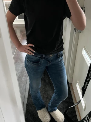 Blå slim fit jeans med låg midja - Säljer ett par blå bootcut jeans som knabbt kommit till användning. Jag är 168 som referens!!