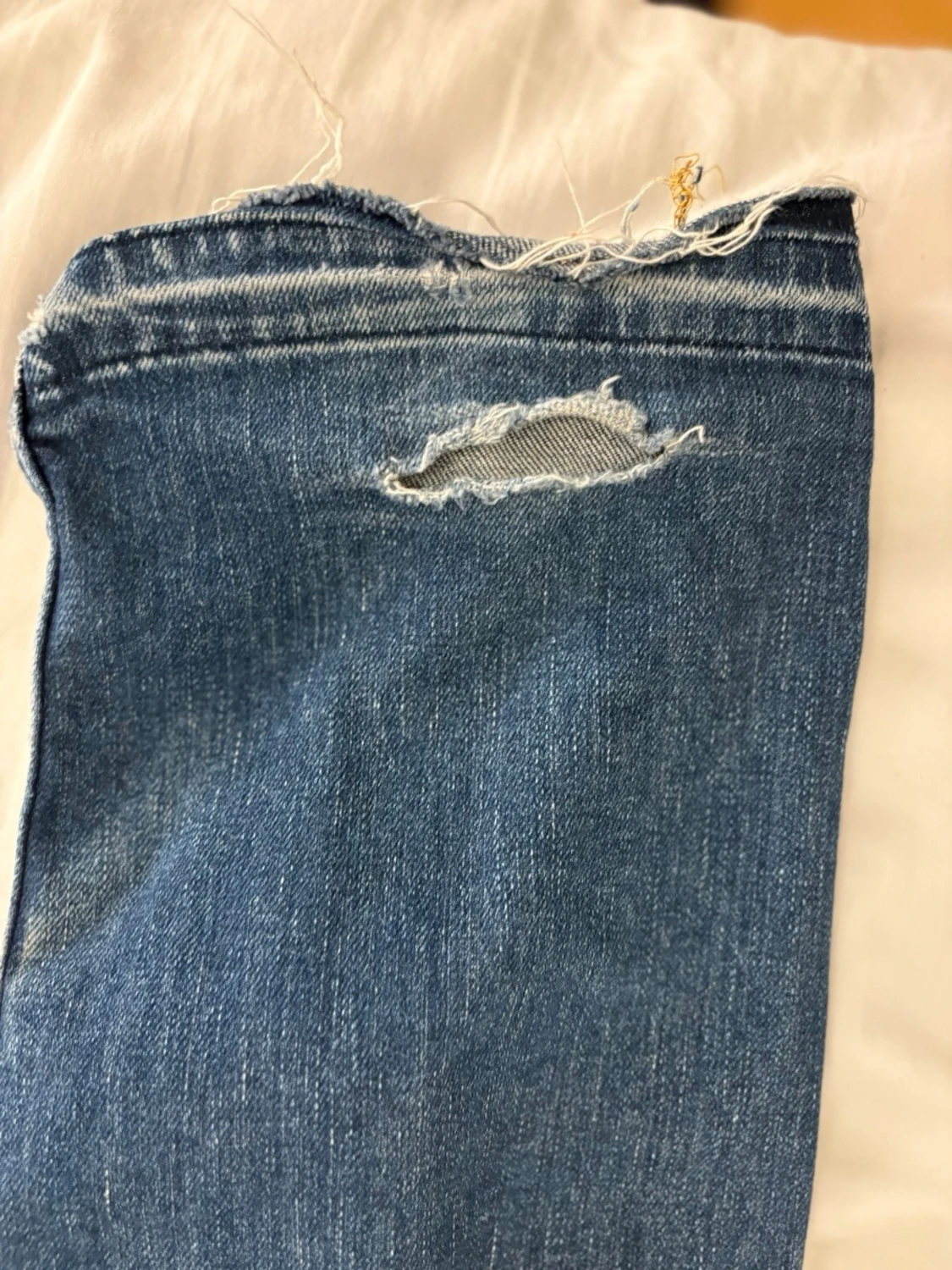 Blå raka jeans med slitningar - 6