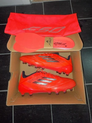 adidas F50 Elite AG Vivid Horizon - Röd/ Svart/Silver - Elite AG fotbollsskor strl 43 i nyskick (endast använda 3 gånger), komplett med box, tags och tillbehör – säljes snabbt!