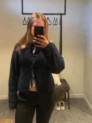 Marinblå stickad kofta från Gina Tricot - Stickad tröja från Gina Young med rosetter 