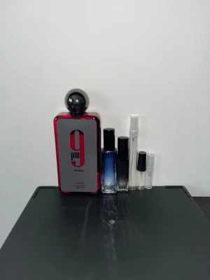Afnan 9pm rebel—Sample. Pris i beskrivningen. - 1ml:6kr 2ml:12kr 3ml:18kr 5ml:30kr 10ml:60kr 20ml:120kr Afnan 9pm rebe—Sample. Prova doften innan du köper hela flaskan!! Afnan 9pm rebel är en träig ananas doft som är perfekt för sommar nätter eller partykvällar!