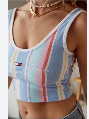 Pastellrandig crop top Tommy Jeans - Köpt från Urban outfitters och använd 1 gång. Står M men sitter som en S för mig! 