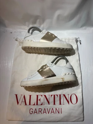 Valentino skor  - Hej! Säljer nu mina skor från märket valentino, storlek 35.5, bra skick, allt på bilden ingår, tveka inte på att höra av er vid frågor!