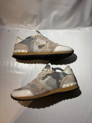 Valentino Rockrunners  - Hej! Säljer nu mina skor från märket Valentino, storlek 43 bra skick, allt på bilden ingår. Tveka inte på att höra av dig om du har frågor eller funderingar kring skorna! 