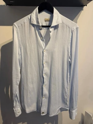 Sonrisa skjorta - Helt ny skjorta från Sonrisa i mjukt tyg | Färgen Light Blue | Storlek 39 vilket motsvarar M | Nypris 2599kr | Har ingen bild hur den sitter på då den tyvärr ej passar mig | Hör av dig vid frågor eller funderingar!🙌