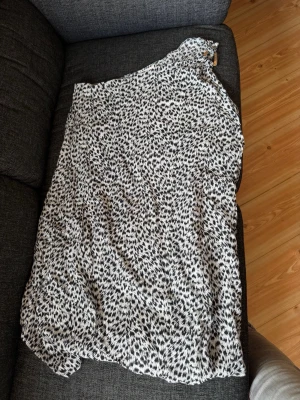 Michael Kors klänning  - Säljer en Michael Kors klänning,mönstrad,  aldrig använd, endast provad. 