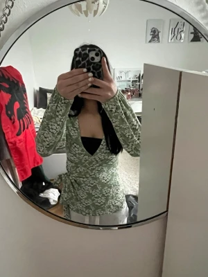 Blommig tröja - En fin grön somrig tröja helt nt 