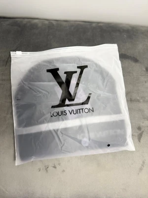 Svart LVmössa - Dm vid intresse